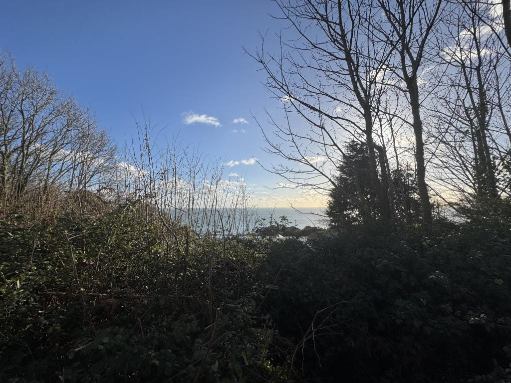 Lot: 166 - DETACHED HOUSE FOR IMPROVEMENT WITH SEA VIEWS IN A POPULAR CUL-DE-SAC LOCATION - Sea View
